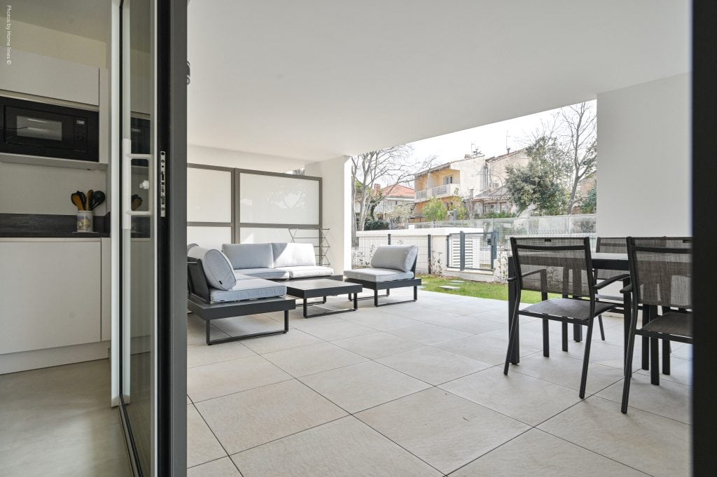 Appartement T3 avec jardin dans la résidence Garden Beach aux Lecques Terrasse du T3 au sein de la résidence Garden Beach à Saint-Cyr-sur-Mer Piscine de la résidence Garden Beach aux Lecques Résidence récente Garden Beach à proximité de la mer aux Lecques