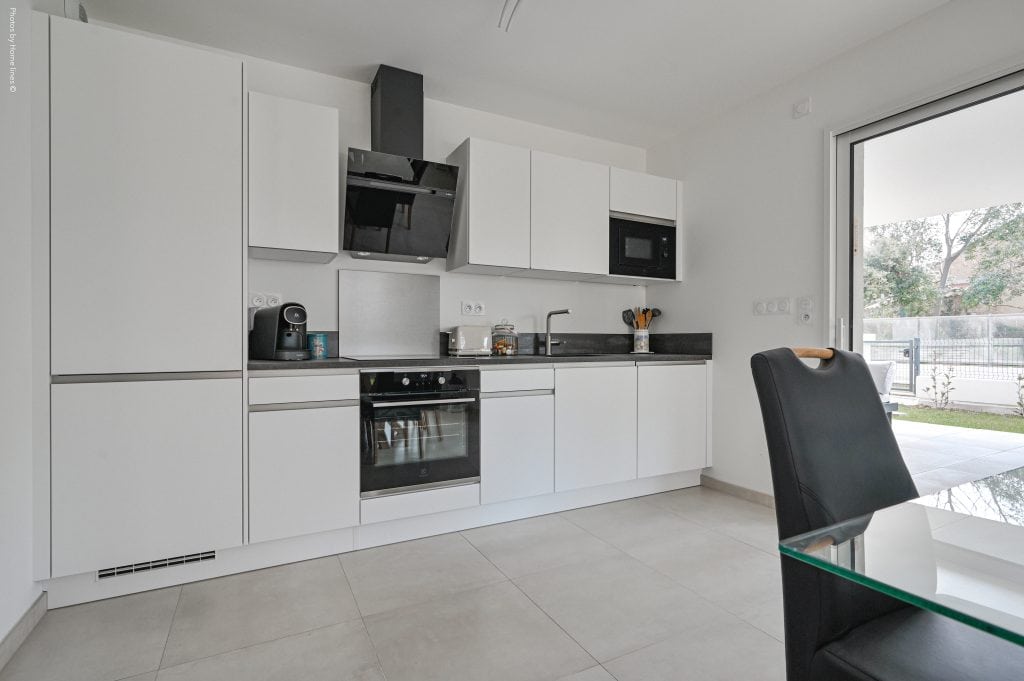 Appartement T3 avec jardin dans la résidence Garden Beach aux Lecques Terrasse du T3 au sein de la résidence Garden Beach à Saint-Cyr-sur-Mer Piscine de la résidence Garden Beach aux Lecques Résidence récente Garden Beach à proximité de la mer aux Lecques