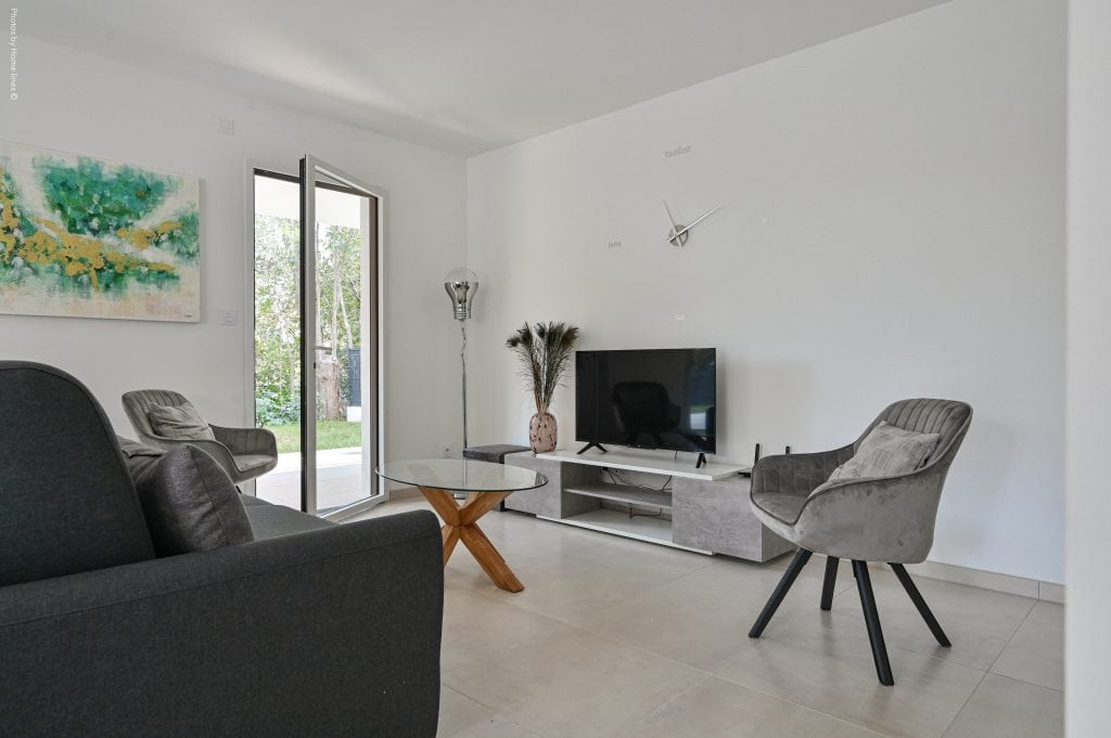 Appartement T3 avec jardin dans la résidence Garden Beach aux Lecques Terrasse du T3 au sein de la résidence Garden Beach à Saint-Cyr-sur-Mer Piscine de la résidence Garden Beach aux Lecques Résidence récente Garden Beach à proximité de la mer aux Lecques