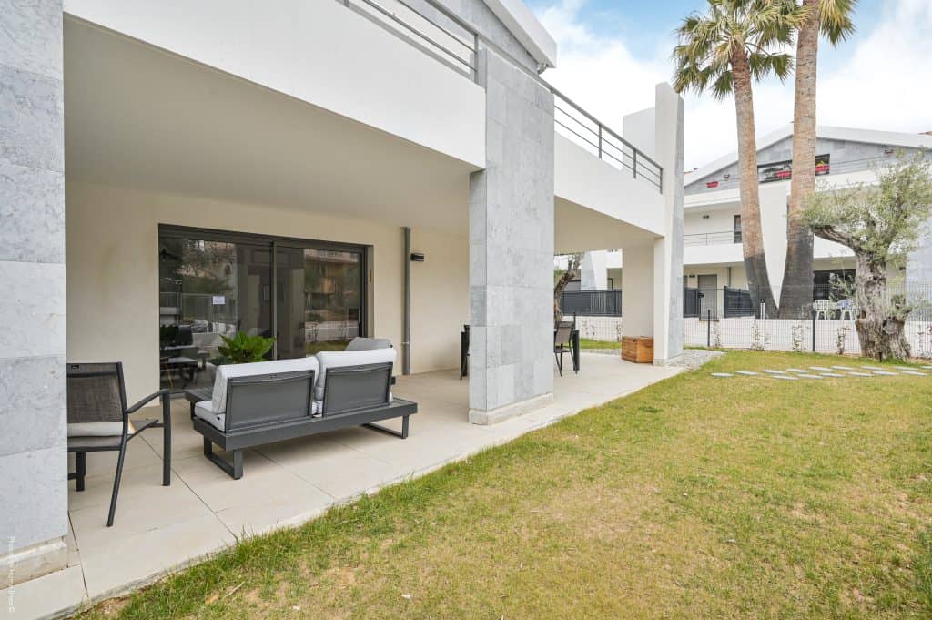 Appartement T4 avec jardin dans la résidence Garden Beach aux Lecques Terrasse du T4 au sein de la résidence Garden Beach à Saint-Cyr-sur-Mer Piscine de la résidence Garden Beach aux Lecques Résidence récente Garden Beach à proximité de la mer aux Lecques